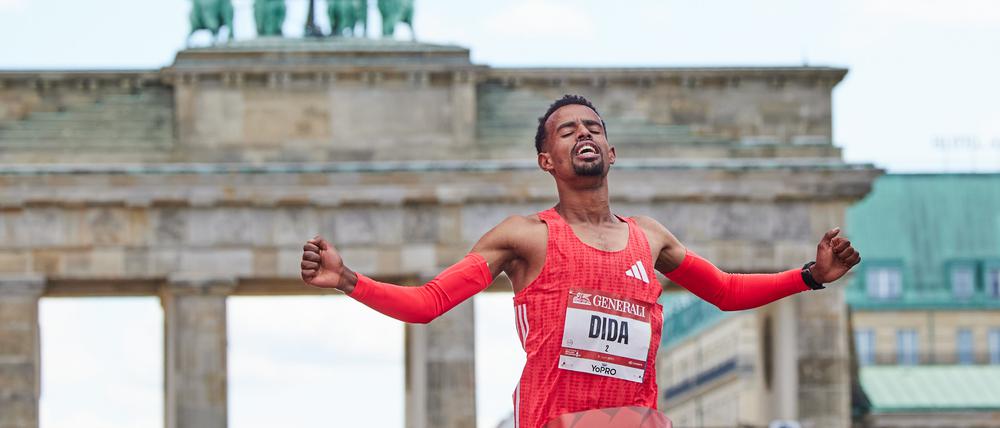 06.04.2025, Berlin: Der Äthiopier Gemechu Dida gewinnt den Berliner Halbmarathon. Foto: Joerg Carstensen/dpa +++ dpa-Bildfunk +++