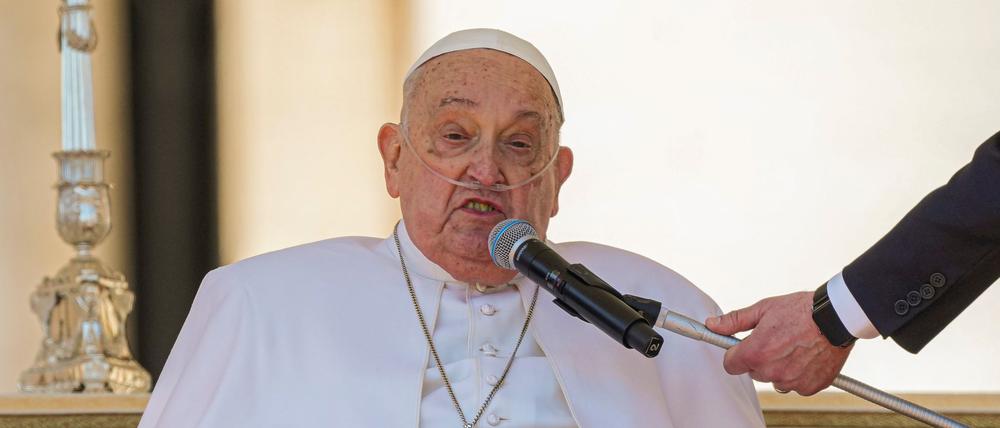 Überraschung in Rom: Kranker Papst spricht kurz zu den Gläubigen.