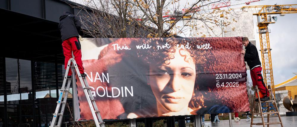 Hunderttausende Besucher haben die Ausstellung von US-Fotografin Nan Goldin in der Neuen Nationalgalerie gesehen (Archivbild).