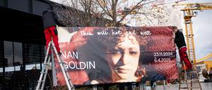 Hunderttausende Besucher haben die Ausstellung von US-Fotografin Nan Goldin in der Neuen Nationalgalerie gesehen (Archivbild). 