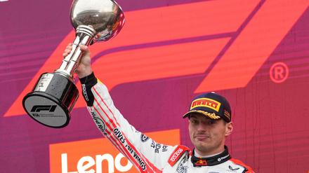 Max Verstappen fährt in Suzuka ein überragendes Rennen.