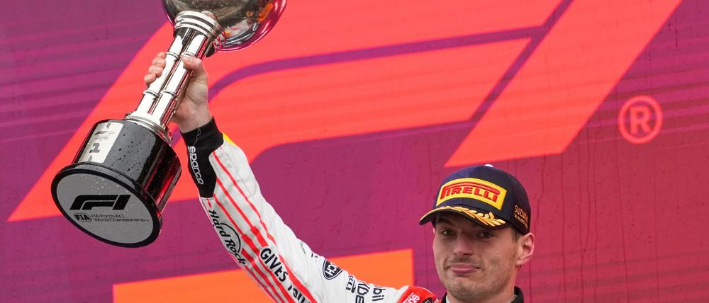 Max Verstappen fährt in Suzuka ein überragendes Rennen.