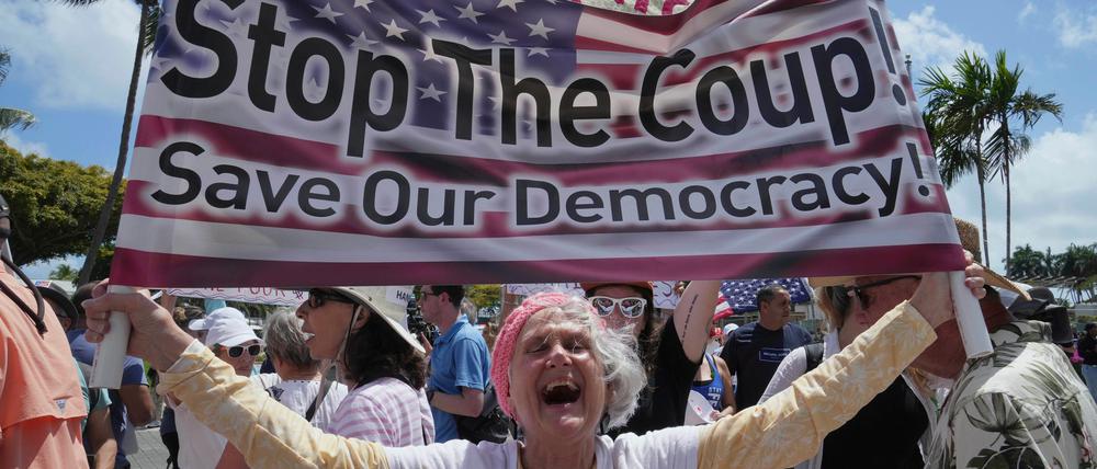 Tausende Amerikaner gehen gegen Trumps Politik auf die Straßen. 