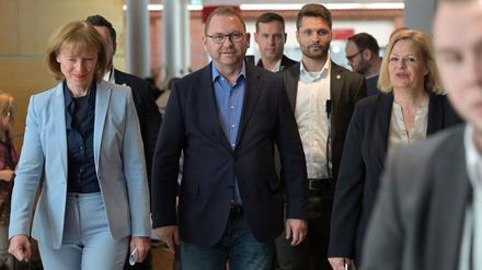 Endlich eine Lösung: Die Unterhändler der Tarifrunde für den öffentlichen Dienst von Bund und Kommunen gehen gemeinsam zur Pressekonferenz.