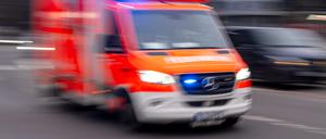 Ein Rettungswagen der Feuerwehr fährt mit Blaulicht zum Einsatz