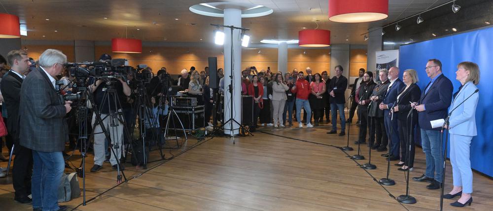 Nach dem Durchbruch in den Verhandlungen für den öffentlichen Dienst zeigten sich die Beteiligten erleichtert.