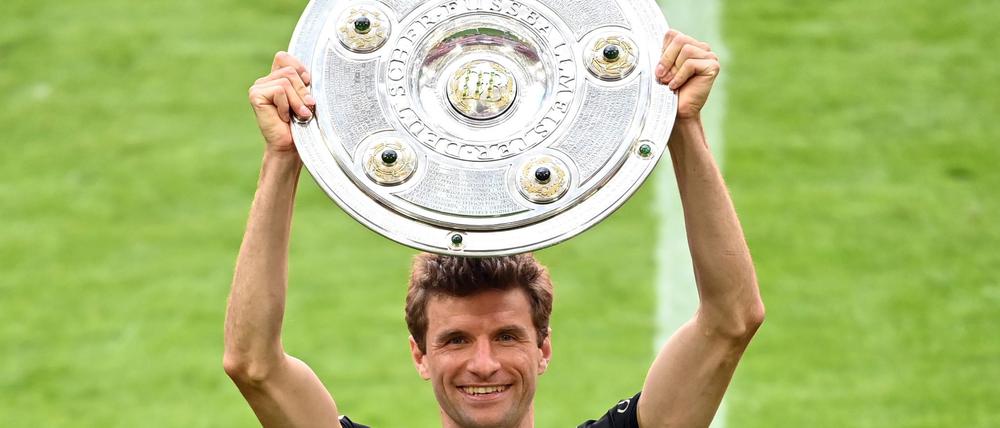 Der Rekordmeister: Es deutet alles darauf hin, dass Thomas Müller zum Bayern-Abschied noch ein 13. Mal die Meisterschale in Händen halten kann.