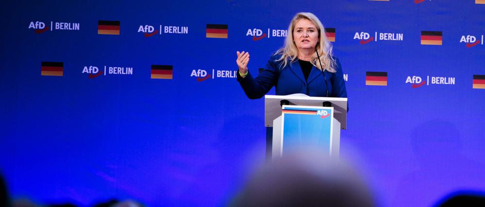 06.04.2025, Brandenburg, Jüterbog: Kristin Brinker, Landesvorsitzende der AfD Berlin, spricht bei dem Landesparteitag der Berliner AfD. Foto: Carsten Koall/dpa +++ dpa-Bildfunk +++