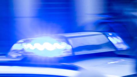 Ein Streifenwagen der Polizei ist mit Blaulicht im Einsatz. 