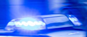 Ein Streifenwagen der Polizei ist mit Blaulicht im Einsatz. 