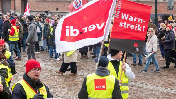 ARCHIV - 05.02.2025, Schleswig-Holstein, Kiel: Streikende ziehen bei einer Demonstration während eines Warnstreiks auf den Rathausplatz. Verdi hat die Mitarbeiter im öffentlichen Dienst im Norden zum Warnstreik aufgerufen. (zu dpa: «Rund 1.500 Beschäftigte des öffentlichen Dienstes bei Streik») Foto: Bodo Marks/dpa +++ dpa-Bildfunk +++
