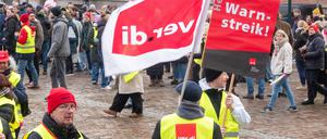 ARCHIV - 05.02.2025, Schleswig-Holstein, Kiel: Streikende ziehen bei einer Demonstration während eines Warnstreiks auf den Rathausplatz. Verdi hat die Mitarbeiter im öffentlichen Dienst im Norden zum Warnstreik aufgerufen. (zu dpa: «Rund 1.500 Beschäftigte des öffentlichen Dienstes bei Streik») Foto: Bodo Marks/dpa +++ dpa-Bildfunk +++