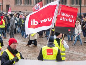 ARCHIV - 05.02.2025, Schleswig-Holstein, Kiel: Streikende ziehen bei einer Demonstration während eines Warnstreiks auf den Rathausplatz. Verdi hat die Mitarbeiter im öffentlichen Dienst im Norden zum Warnstreik aufgerufen. (zu dpa: «Rund 1.500 Beschäftigte des öffentlichen Dienstes bei Streik») Foto: Bodo Marks/dpa +++ dpa-Bildfunk +++