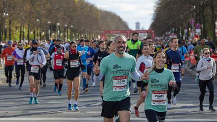 Daumen hoch. Etwa 41.000 Läufer und Läuferinnen starten beim Berlin Halbmarathon auf der Straße des 17. Juni. 
