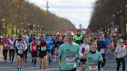 Daumen hoch. Etwa 41.000 Läufer und Läuferinnen starten beim Berlin Halbmarathon auf der Straße des 17. Juni. 