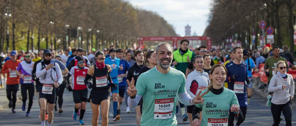 Daumen hoch. Etwa 41.000 Läufer und Läuferinnen starten beim Berlin Halbmarathon auf der Straße des 17. Juni.