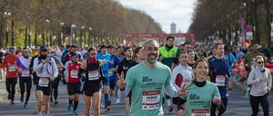 Daumen hoch. Etwa 41.000 Läufer und Läuferinnen starten beim Berlin Halbmarathon auf der Straße des 17. Juni. 
