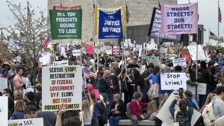 Kämpfen für die Demokratie: Demonstration am Washington Monument gegen Trumps Politik