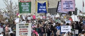 Demonstranten prangerten bei dem Protest rund um das Washington Monument diverse Maßnahmen der Trump-Regierung an.