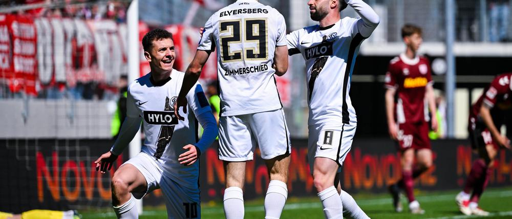 Die SV Elversberg mischt nach einem klaren Sieg gegen Jahn Regensburg weiter im Aufstiegskampf der 2. Bundesliga mit.