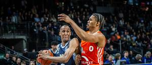 Louis Olinde (links) gelang mit Alba Berlin ein sehr wichtiger Sieg in der Basketball-Bundesliga.