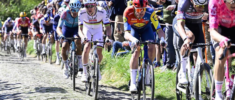 Der Slowene Tadej Pogacar (4.v.r) bei der Flandern-Rundfahrt.