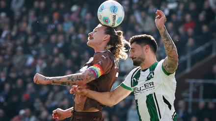Harter Kampf. Jackson Irvine (l.) im Duell mit Mönchengladbachs Tim Kleindienst.