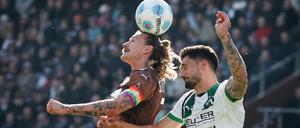 Harter Kampf. Jackson Irvine (l.) im Duell mit Mönchengladbachs Tim Kleindienst.