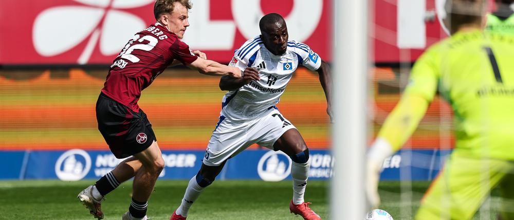 Nach seiner Gala-Vorstellung hat HSV-Offensivspieler Jean-Luc Dompé mit Häme auf Aussagen eines Gegenspielers Tim Janisch (l) reagiert.