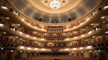 Der Saal der Staatsoper Unter den Linden: Auch hier gibt das Land viel Geld dazu.