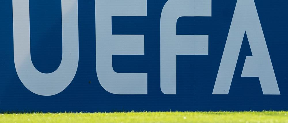 Darf „UEFA Mafia“ bei einem Fußballspiel skandiert werden? 