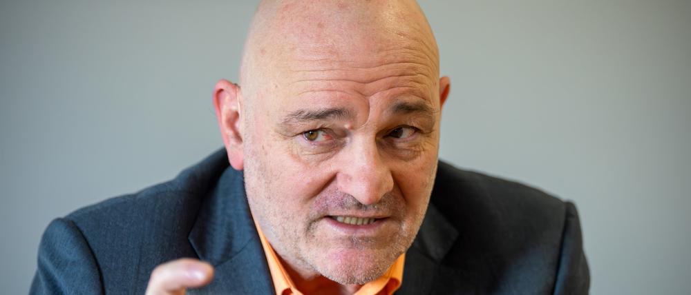 Robert Crumbach (BSW), Brandenburgs Minister der Finanzen und für Europa, spricht während eines Interviews.