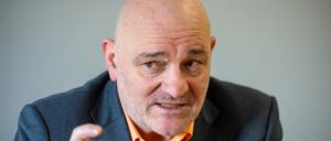 Robert Crumbach (BSW), Brandenburgs Minister der Finanzen und für Europa, spricht während eines Interviews.