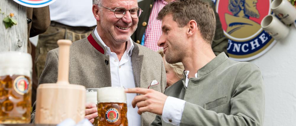 Lange Weggefährten beim FC Bayern: Karl-Heinz Rummenigge (l) und Thomas Müller (r).