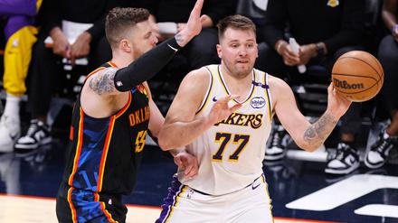 Isaiah Hartenstein (l.) konnte Luka Doncic nur selten bremsen.