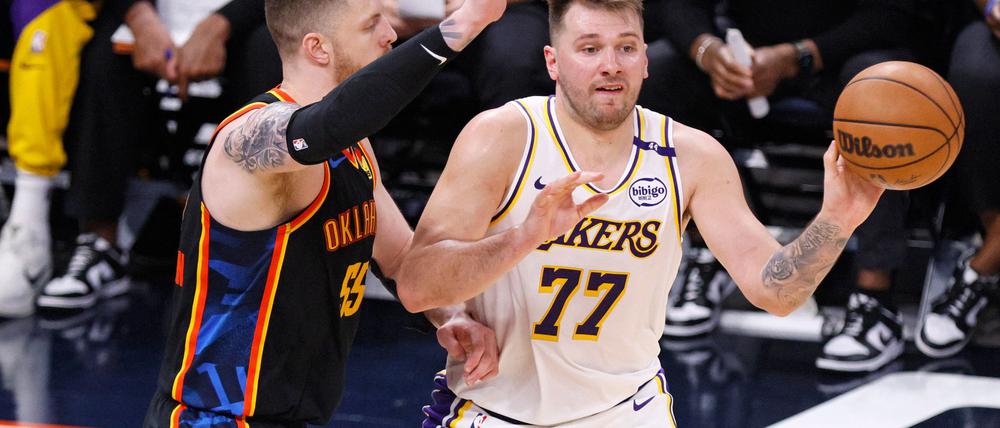 Isaiah Hartenstein (l.) konnte Luka Doncic nur selten bremsen.