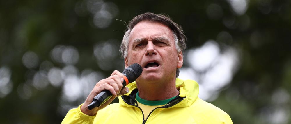 Der ehemalige Präsident Jair Bolsonaro spricht zu seinen Anhängern während einer Kundgebung in der Innenstadt von São Paulo.