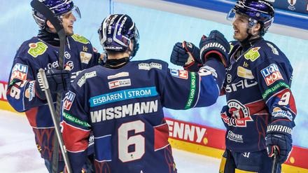 Ty Ronning (r.) freut sich nach einem Treffer über die Glückwünsche seiner Kollegen.