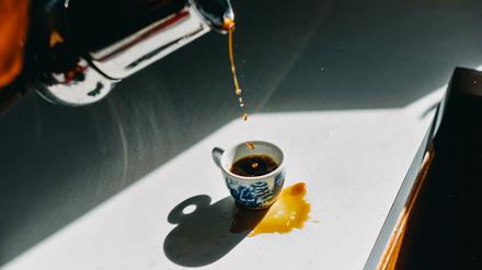 Versehentlich verschütteter Kaffee.