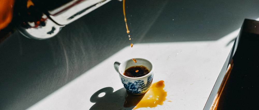 Versehentlich verschütteter Kaffee.