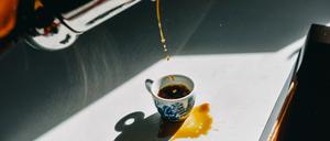 Versehentlich verschütteter Kaffee.