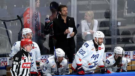 Der Mannheimer Trainer Dallas Eakins wirkt von Mal zu Mal frustrierter.