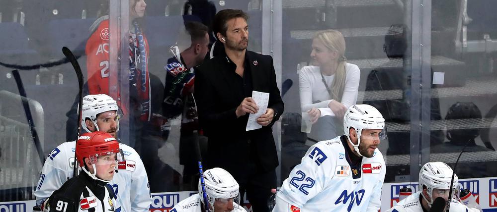 Der Mannheimer Trainer Dallas Eakins wirkt von Mal zu Mal frustrierter.