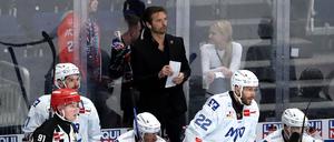 Der Mannheimer Trainer Dallas Eakins wirkt von Mal zu Mal frustrierter.