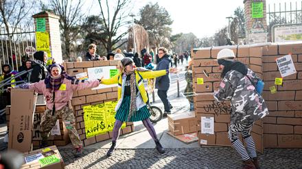 Teilnehmer versperren bei einer Demonstration gegen eine nächtliche Schließung des Görlitzer Parks und einen Zaun um den Park mit einer Mauer aus Pappe symbolisch den Weg in den Görlitzer Park.