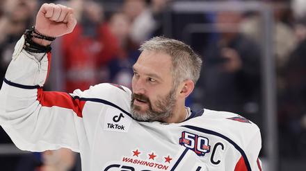Alex Owetschkin von den Washington Capitals jubelt nach seinem 895. Karrieretor. 