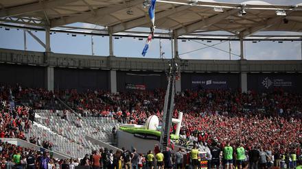 Die Feuerwehr befreite den Fallschirmspringer aus seiner Zwangslage.