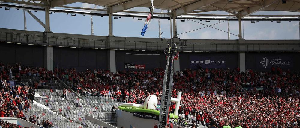 Die Feuerwehr befreite den Fallschirmspringer aus seiner Zwangslage.