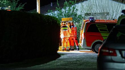Helfer und ein Notarzt stehen in einer Kleingartenanlage in Wuppertal. Sie können nicht mehr helfen. 