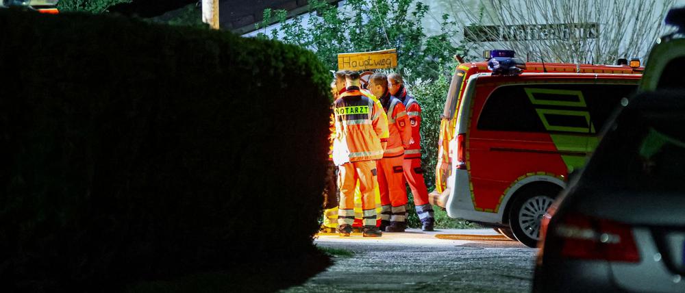 Helfer und ein Notarzt stehen in einer Kleingartenanlage in Wuppertal. Sie können nicht mehr helfen.